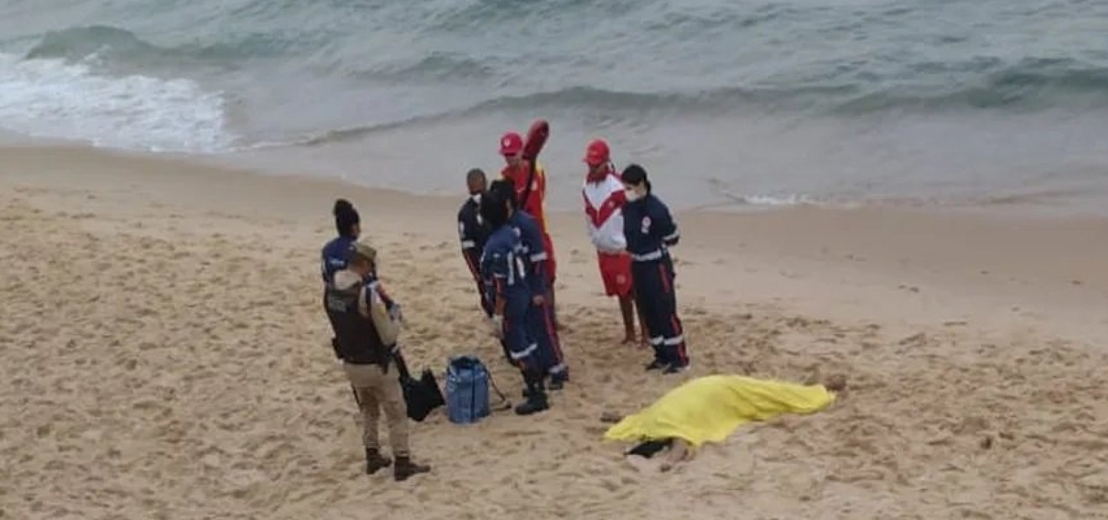 Corpo com sinais de afogamento é encontrado na praia do Porto da Barra 