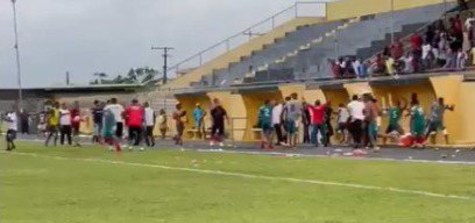 Partida de futebol pelo Intermunicipal baiano acaba com pancadaria entre equipes Miranda News