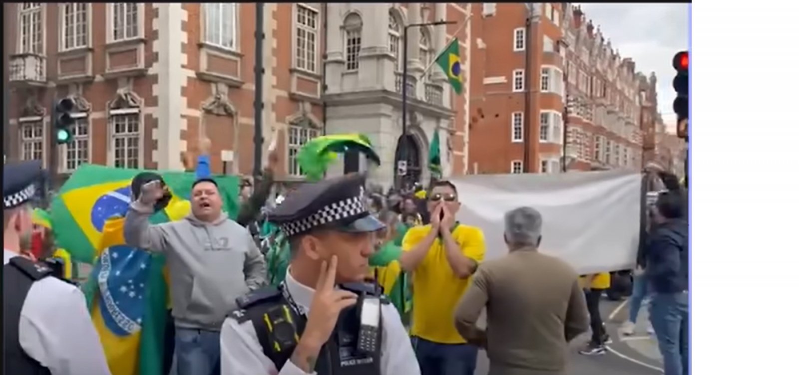 Policia De Londres Resguarda Ambientalistas Contra Apoiadores De