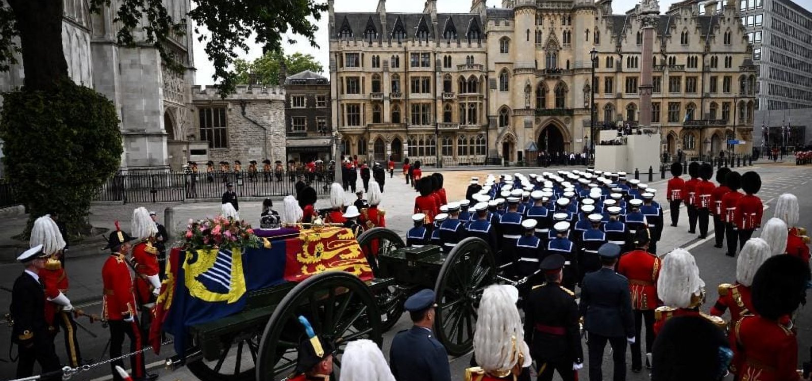 Britânicos dão último adeus a Elizabeth 2ª, rainha mais longeva do Reino Unido 
