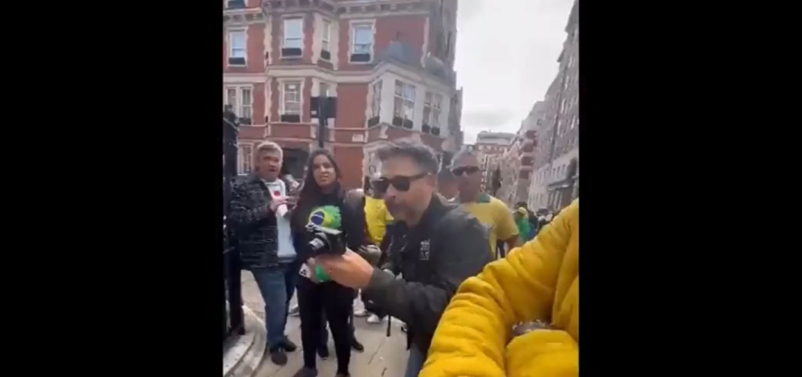 Grupo bolsonarista ataca jornalistas em Londres: "não são bem-vindos"; veja vídeo