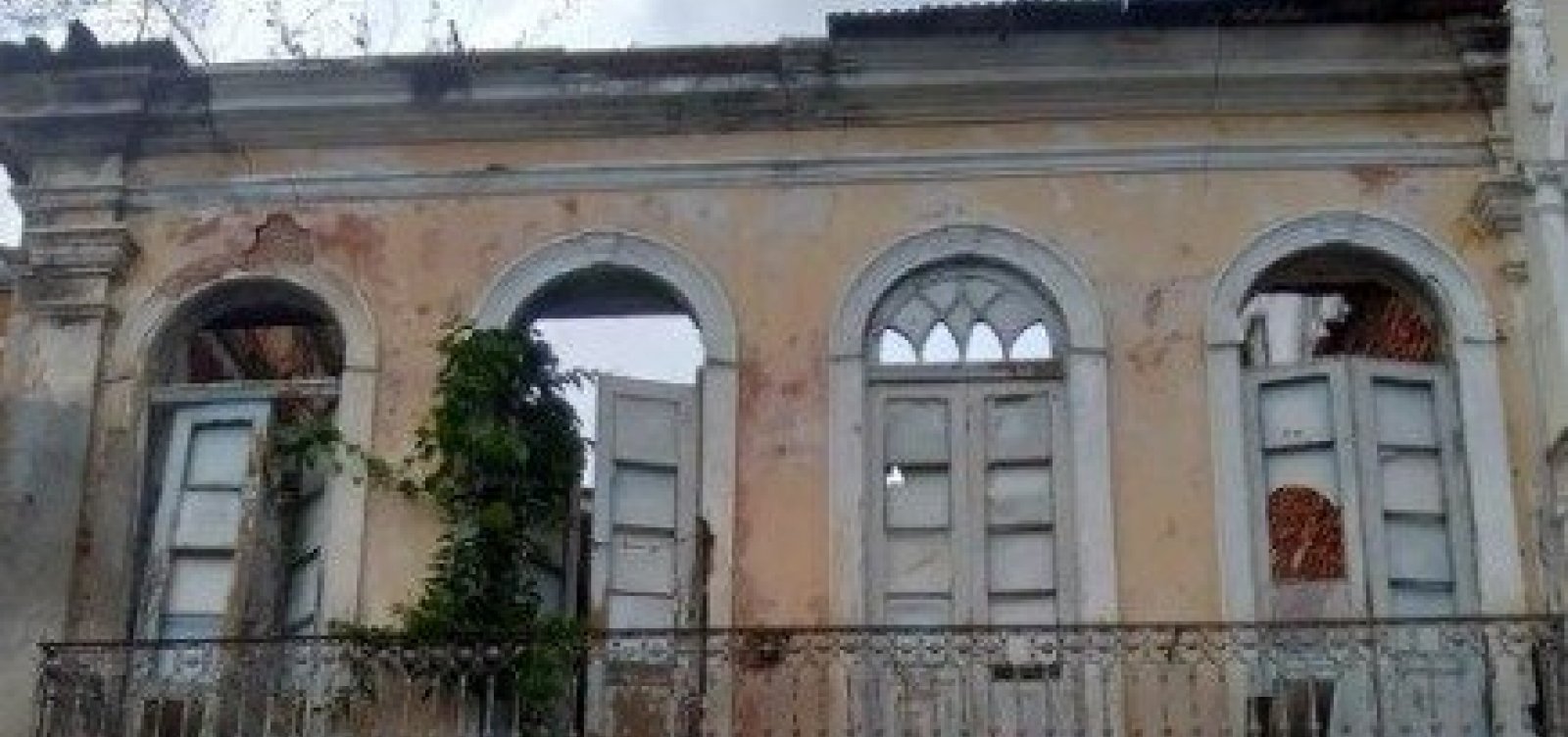 O 'tombamento' no Santo Antônio: mais um casarão do século 19 é ameaçado de desabamento