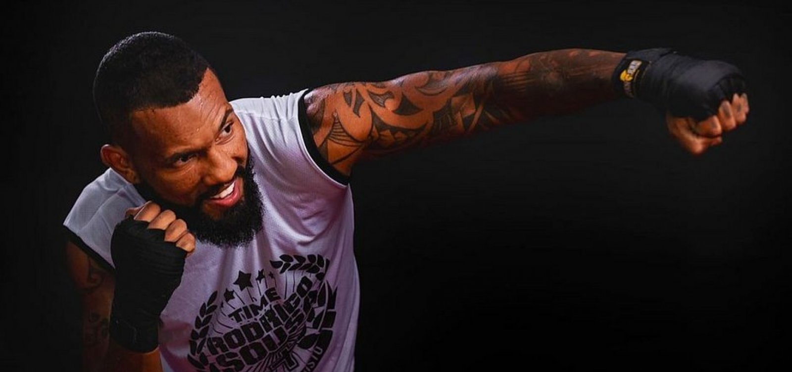 Professor de boxe &eacute; assassinado a tiros dentro de academia em Cama&ccedil;ari