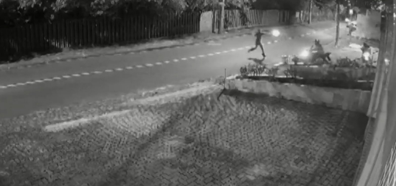 Entregador pega arma de suspeito e atira contra ele após reagir a assalto no Costa Azul; veja vídeo