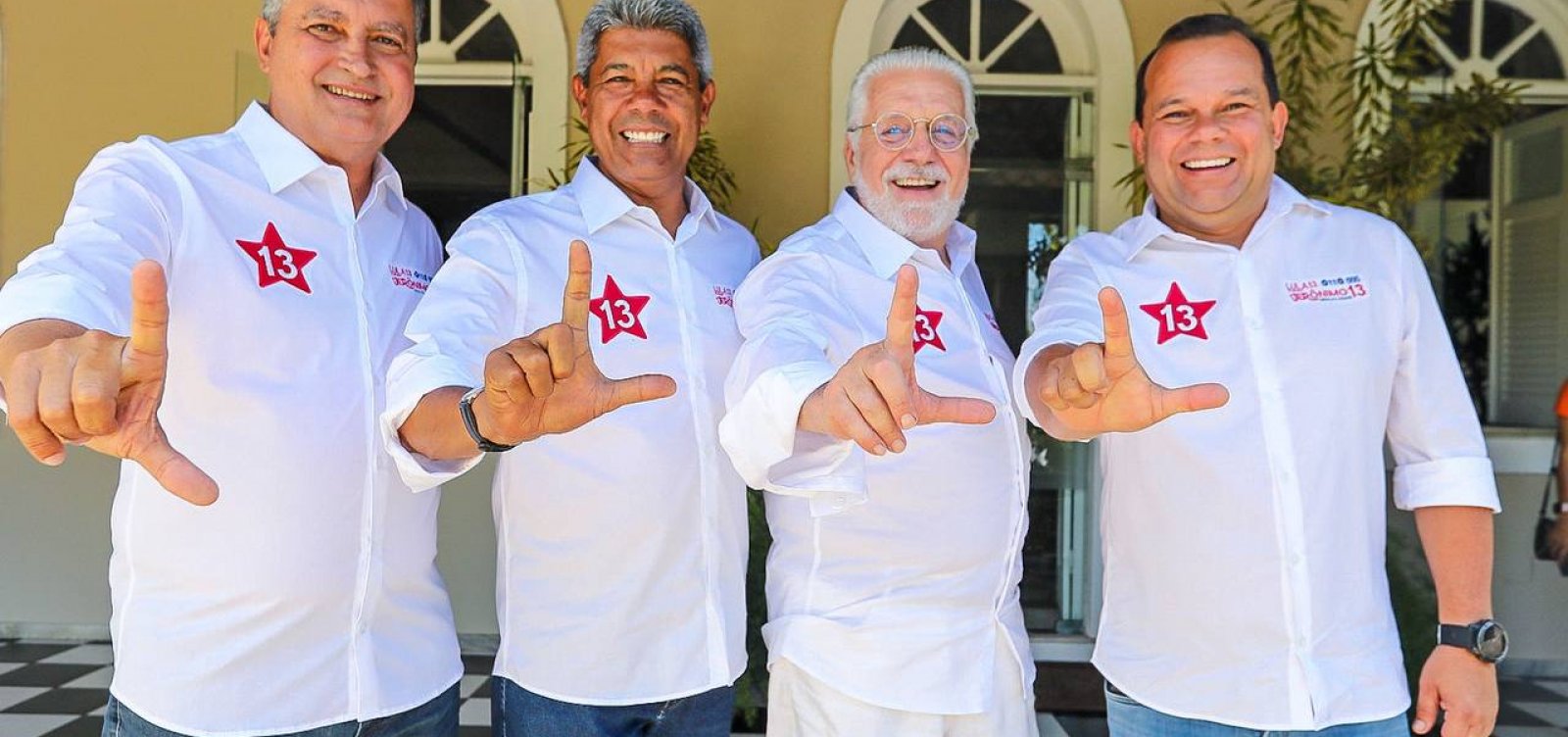 Acompanhado de partidários candidato Jerônimo Rodrigues chega a local de votação 