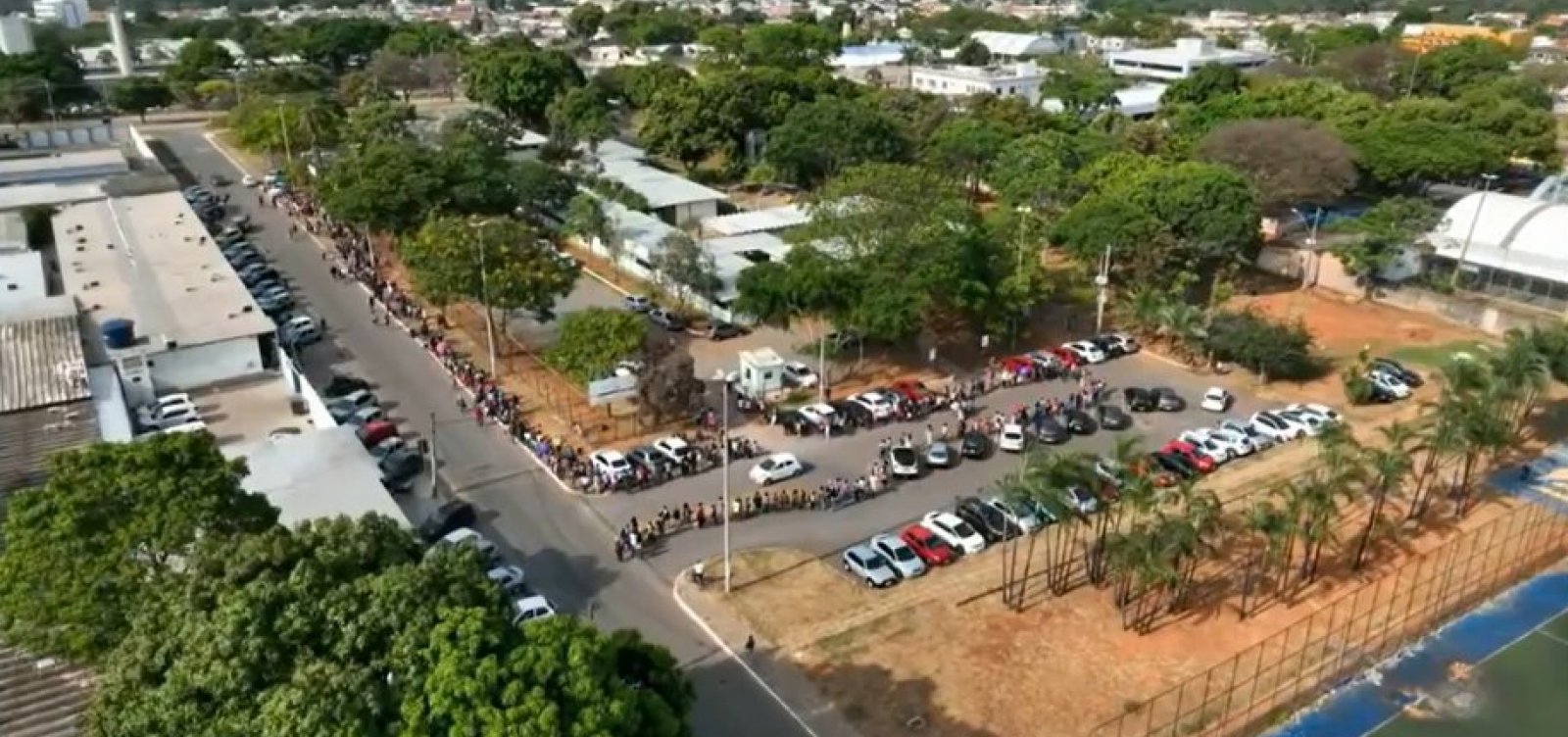 Em última semana para atualizar Cadastro Único, beneficiários lotam filas no país