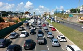 Acidente na Av. Paralela sentido aeroporto deixa trânsito congestionado