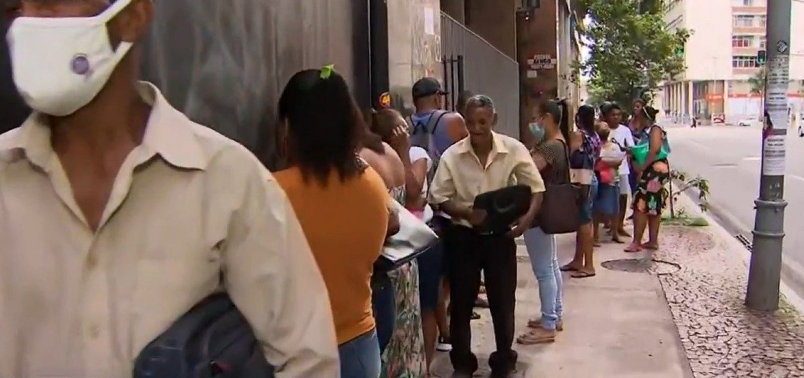 Em véspera de encerramento de prazo, beneficiários formam fila para atualizar dados do CadÚnico