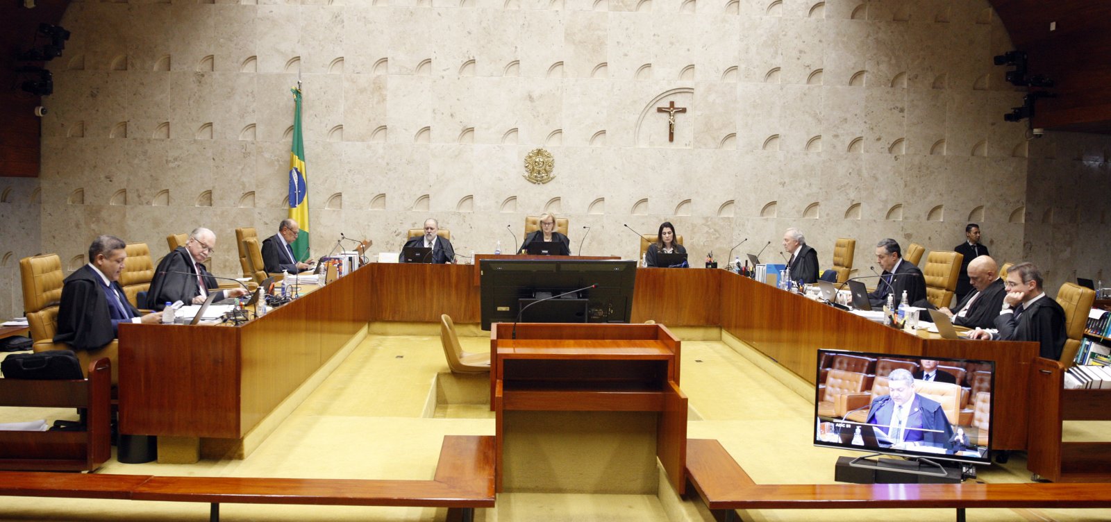 Cartilha autoritária: Bolsonaro cogita manobra para interferir no STF e põe em risco a democracia 
