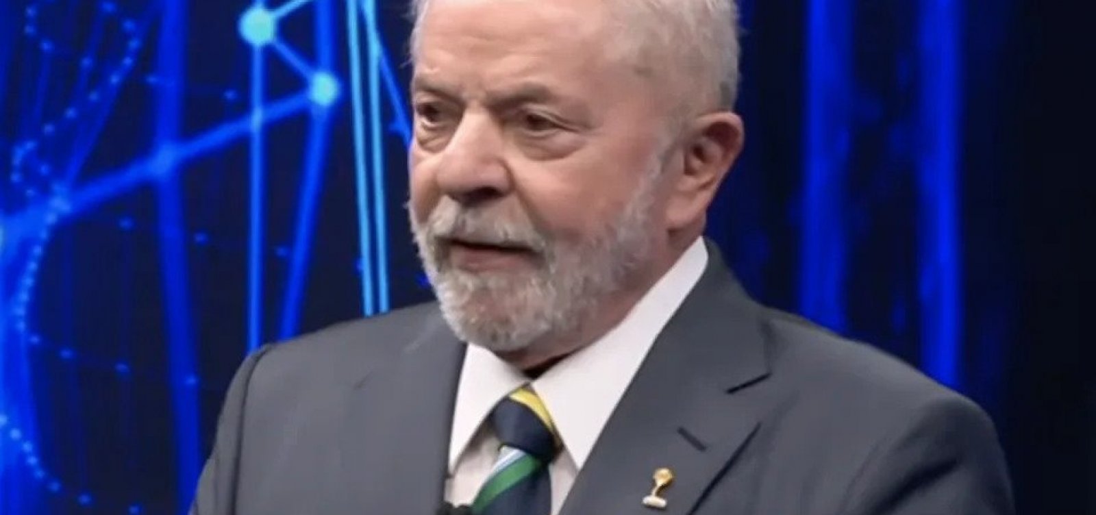 Após polêmica envolvendo Bolsonaro, Lula usa broche de combate à exploração sexual infantil