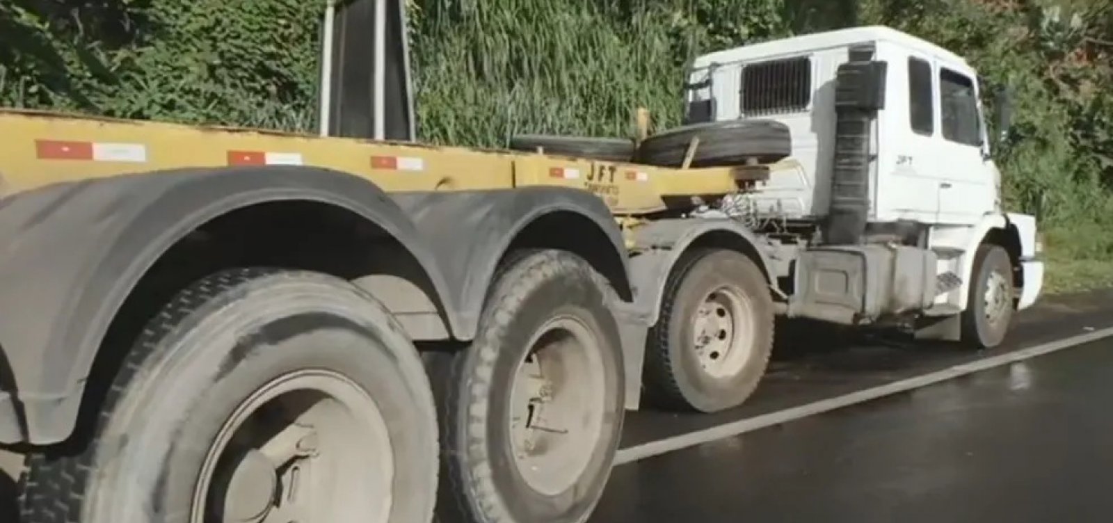 Acidente entre coletor de lixo e carreta causa congestionamento na BR-324 