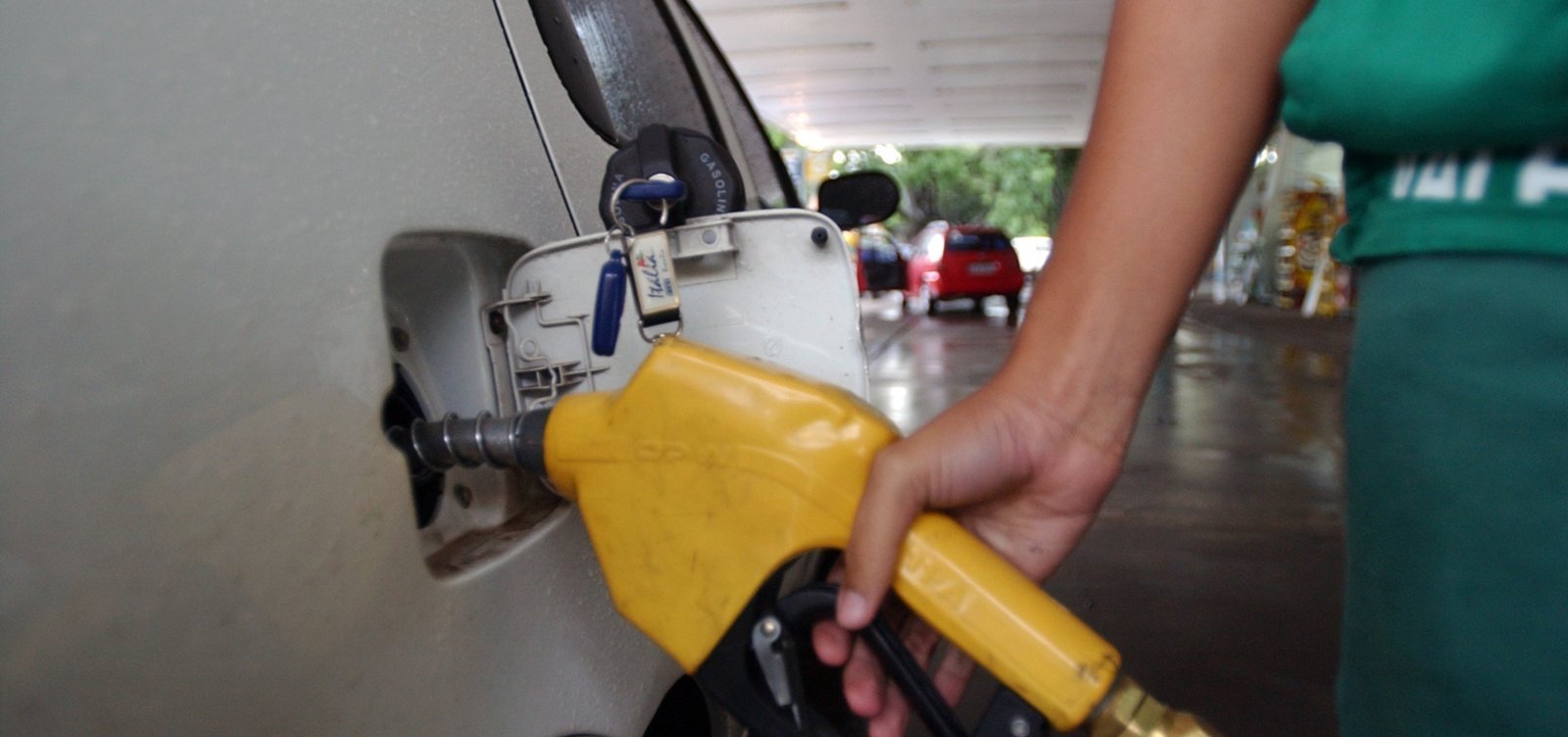 Gasolina sobe pela segunda semana seguida nos postos, diz ANP