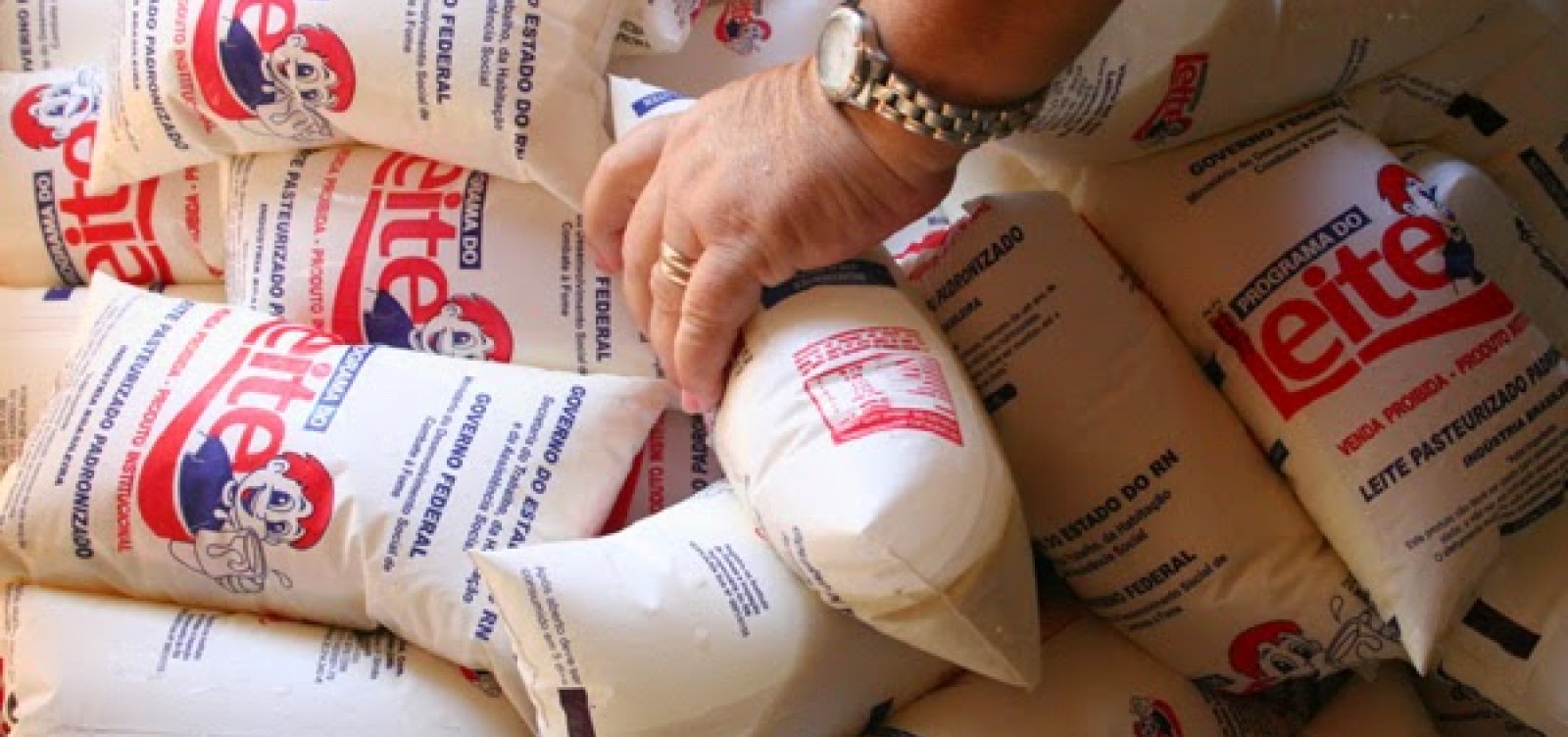 Governo federal corta verbas para doação de leite a famílias na miséria no Nordeste e MG