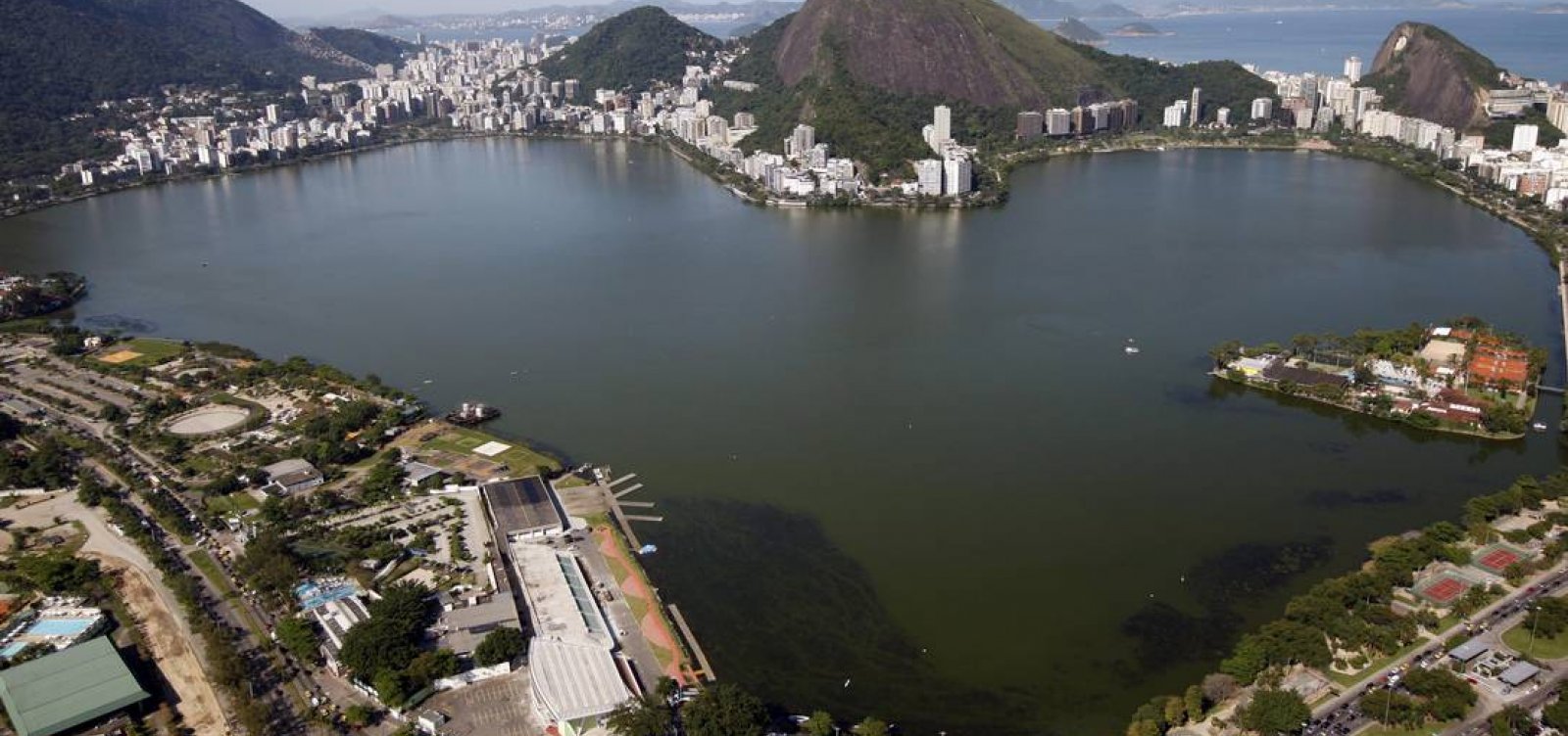 Helic&oacute;ptero com cinco pessoas cai na Lagoa Rodrigo de Freitas, no Rio