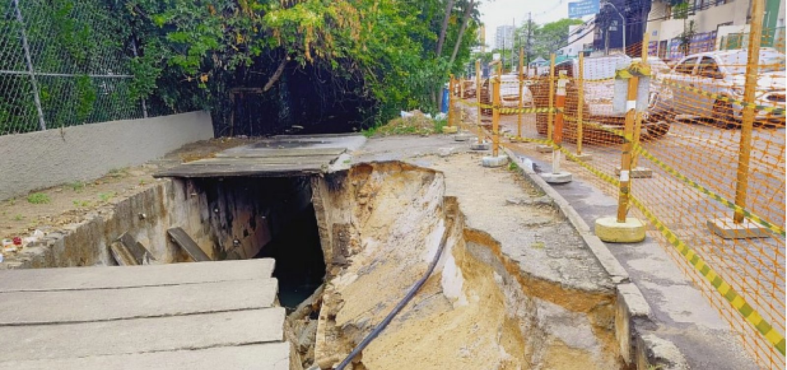 Após fortes chuvas, cratera corre risco de aumentar na Pituba