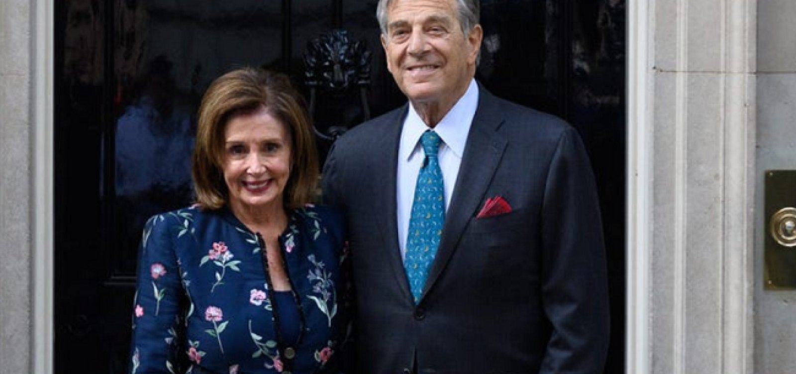 Homem invade casa e agride “violentamente” marido de Nancy Pelosi