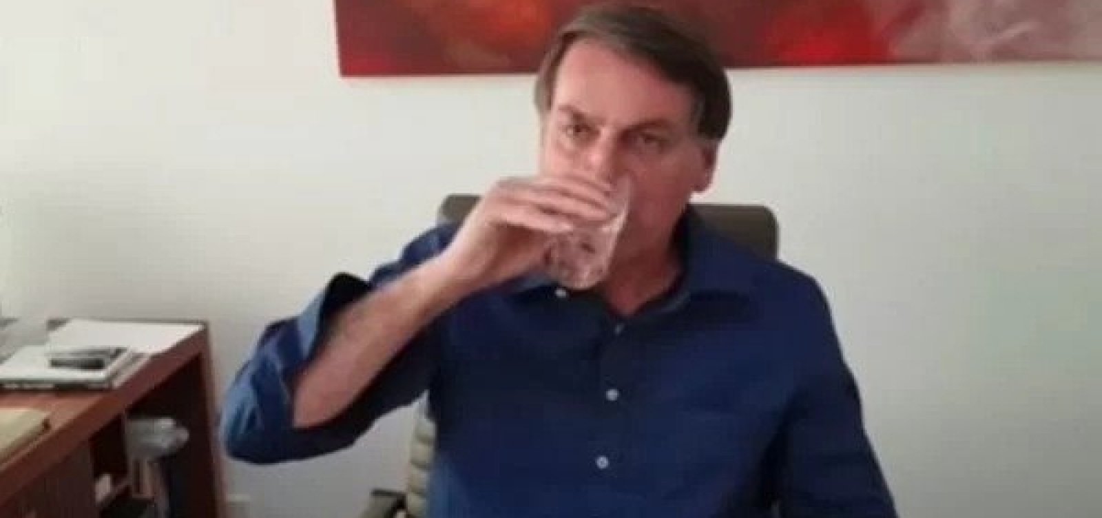 Desconfiado, Bolsonaro levou garrafa de água própria para debate na TV Globo