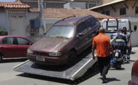 Detran recolhe carros abandonados nas ruas em Mussurunga nesta quinta-feira