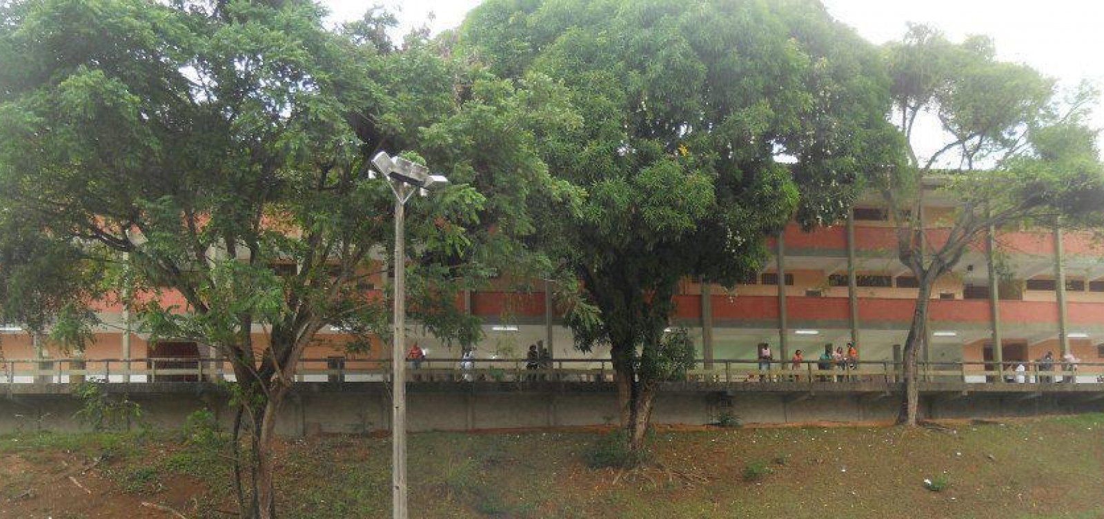 Maiores colégios eleitorais de Salvador registram correria na abertura de portões; veja vídeo