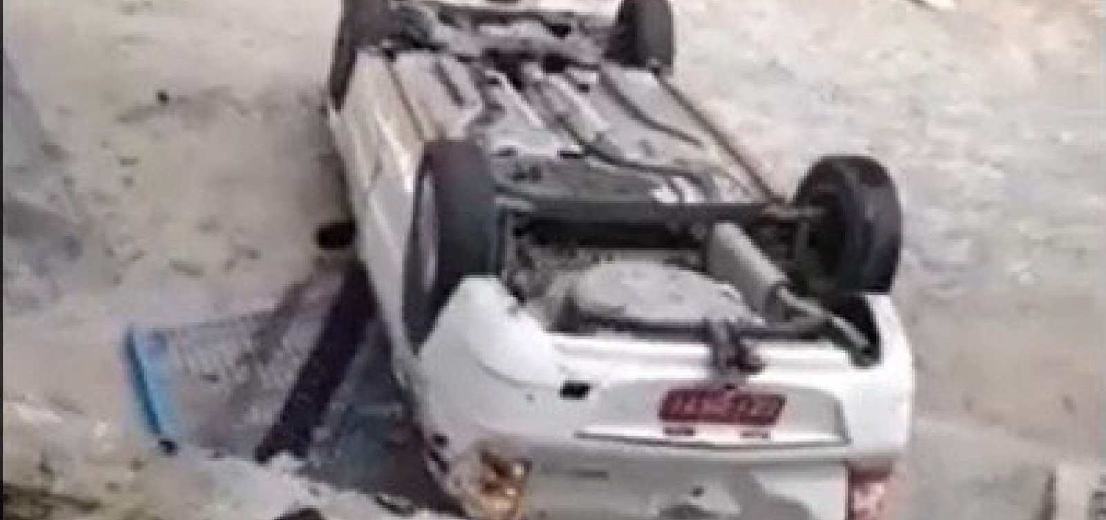 Motorista capota carro em estacionamento de supermercado atacadista de Salvador