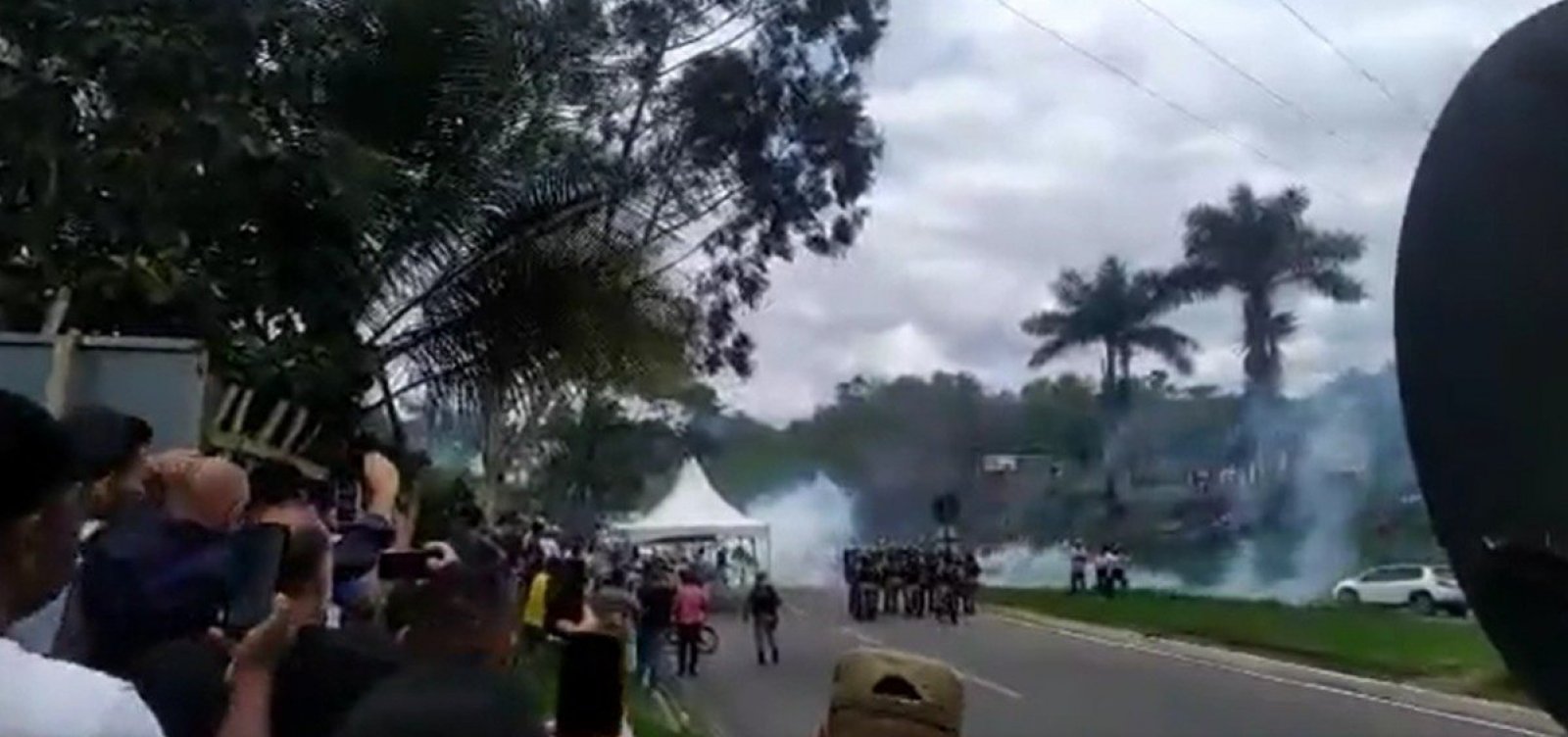 Três rodovias continuam bloqueadas na Bahia; PM usa bomba de gás para dispersar manifestantes