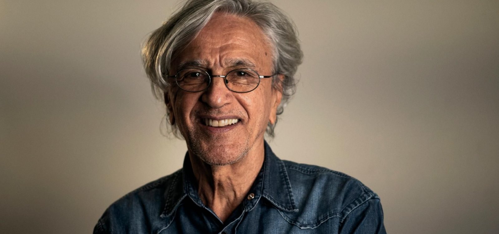 Livro em homenagem a Caetano Veloso é lançado no Sebo Galáxias neste domingo