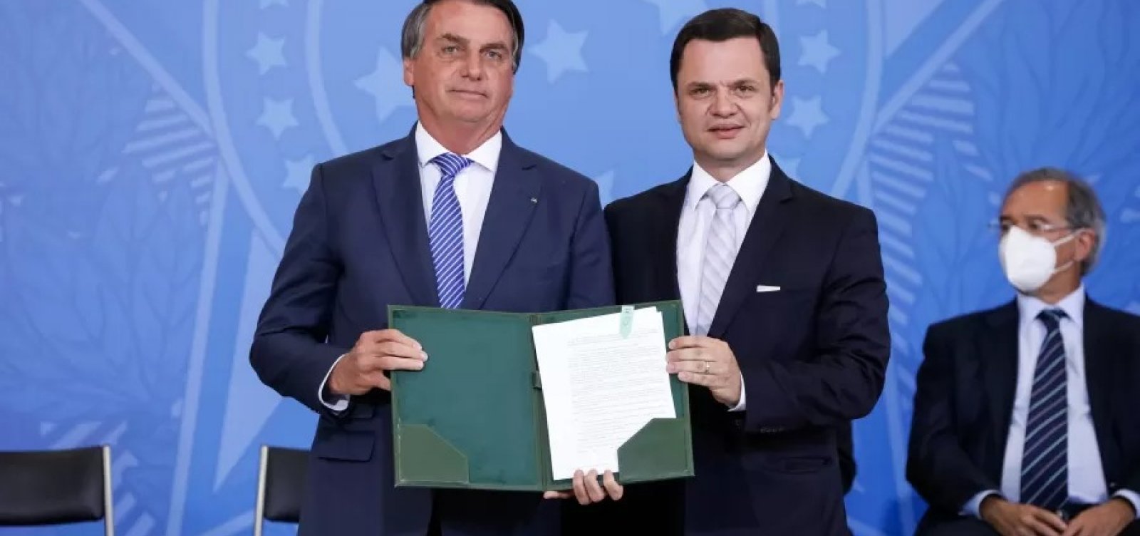 Com o governo Bolsonaro no fim, Ministério da Justiça concede medalha ao próprio ministro 