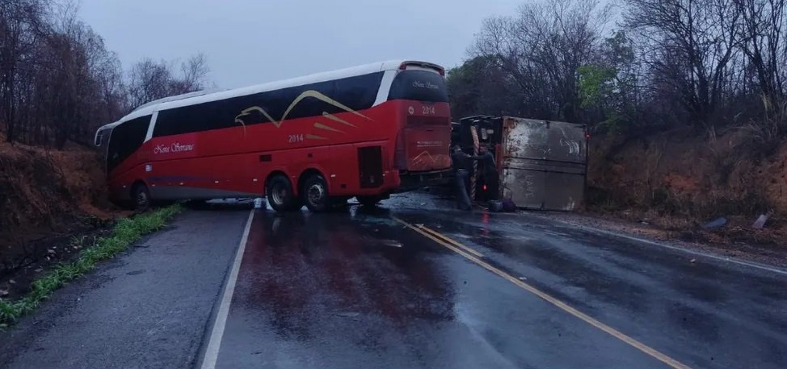 Acidente entre carretas e ônibus deixa, pelo menos, 10 feridos na Chapada Diamantina