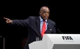 Sul-africano Tokyo Sexwale retira candidatura a presidência da Fifa