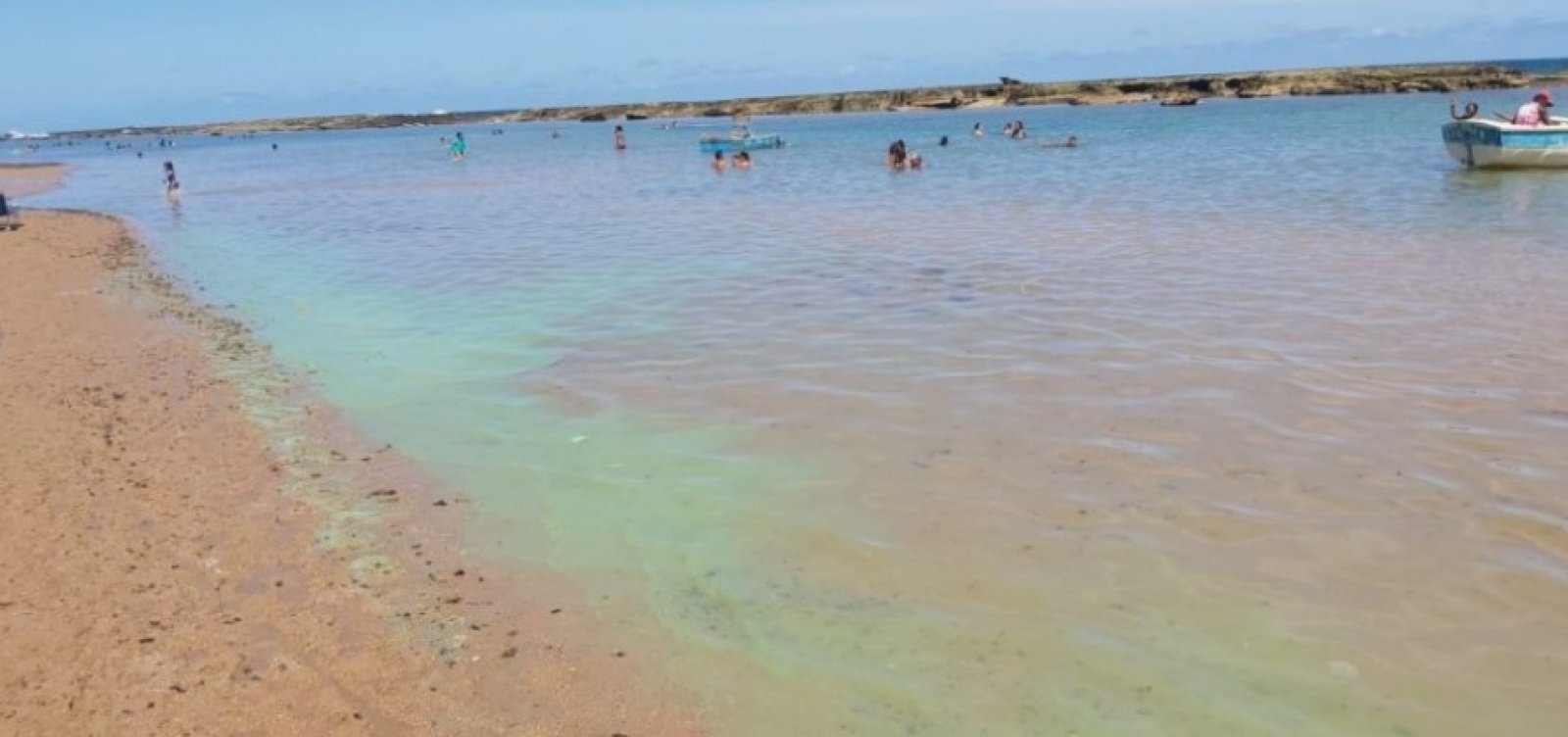 Camaçari alerta para "substância não identificada" em praias e contraindica banho