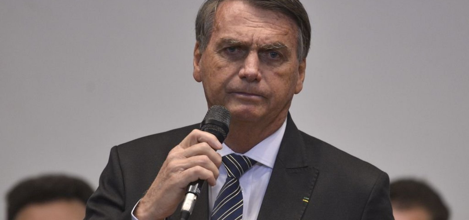 Bolsonaro é internado em Brasília após sentir dores abdominais, diz jornal