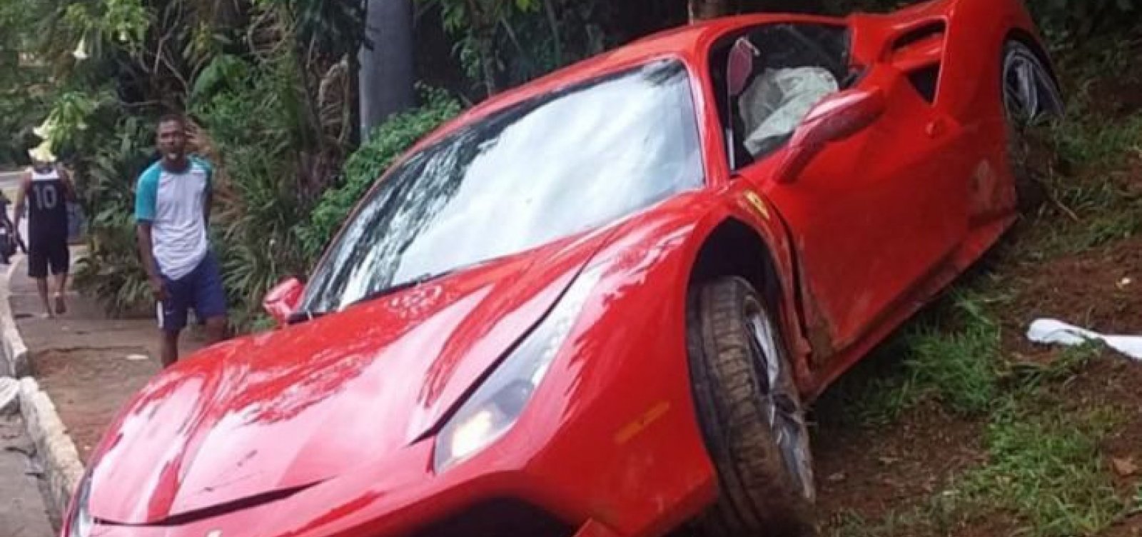Motorista de Ferrari perde controle do carro na região do Vale do Canela, em Salvador 