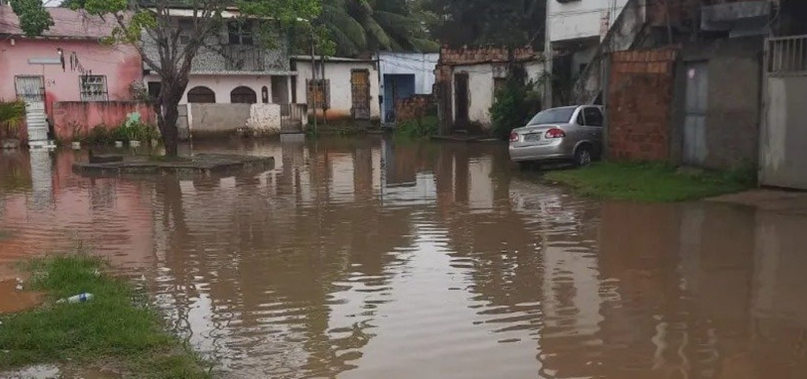 Chuva forte em Salvador causa transtornos com ruas alagadas e casas invadidas por lama