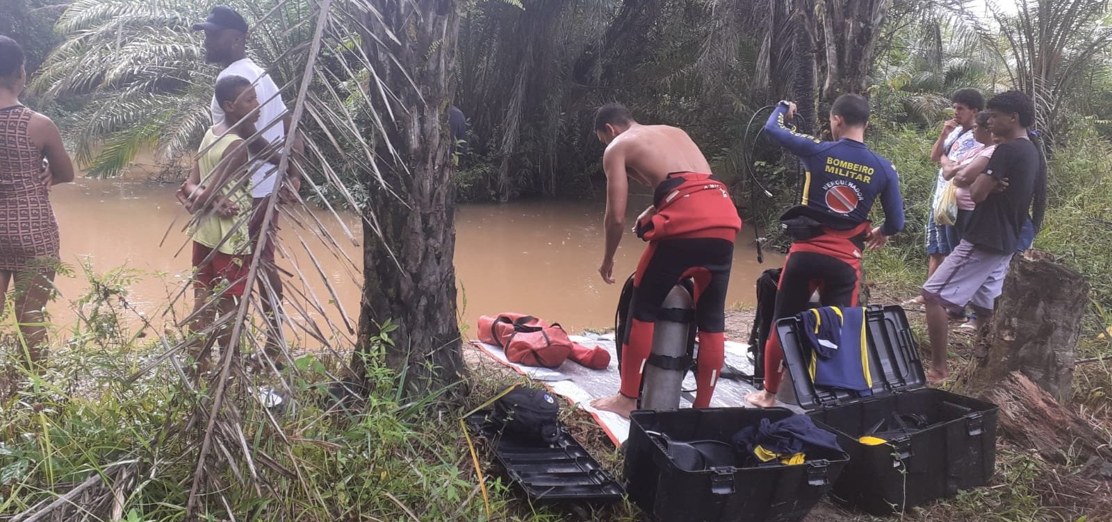 Bombeiros resgatam corpo de homem afogado no Rio Jucumirin, na Bahia