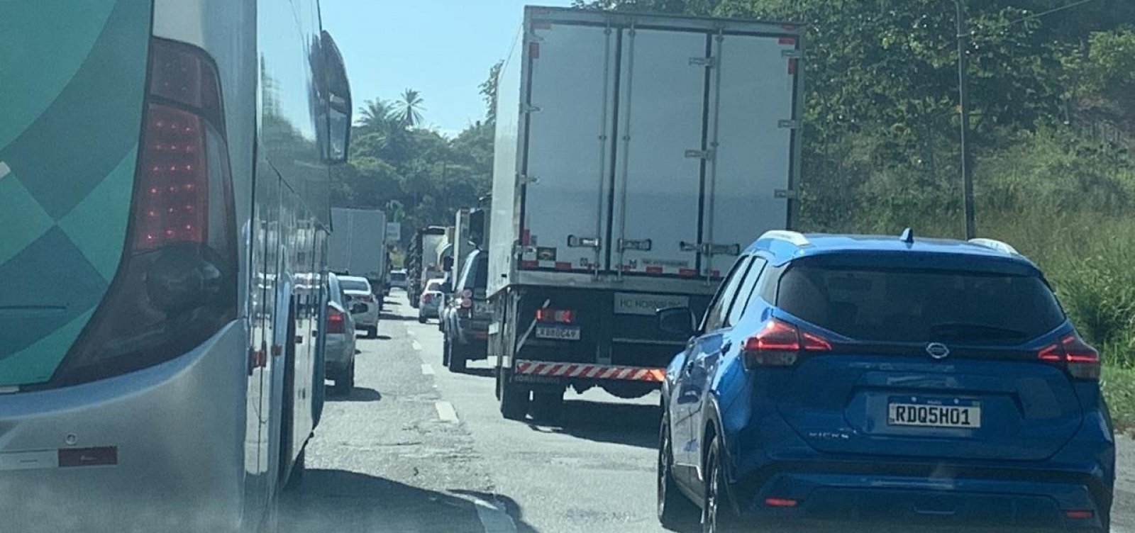 Acidente envolvendo carreta carregada de combustível causa congestionamento na BR-324