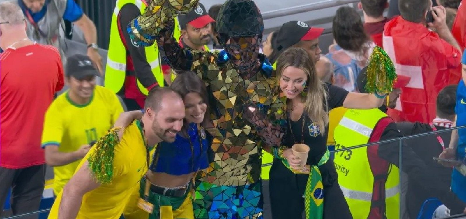 Copa: Eduardo Bolsonaro aparece no est&aacute;dio durante jogo do Brasil contra a Su&iacute;&ccedil;a