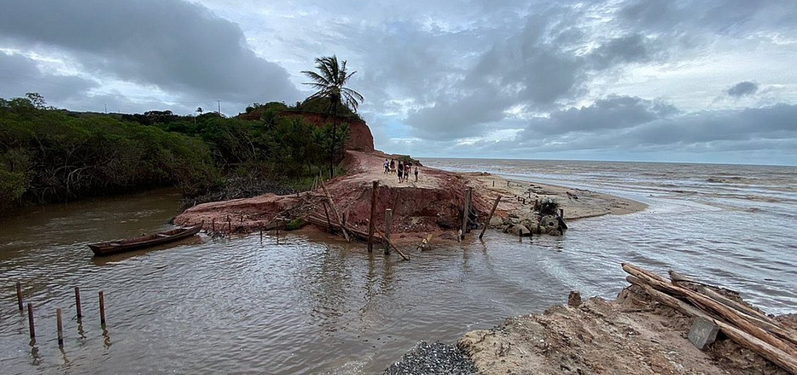 Chuva deixa 3 mil pessoas desabrigadas na Bahia