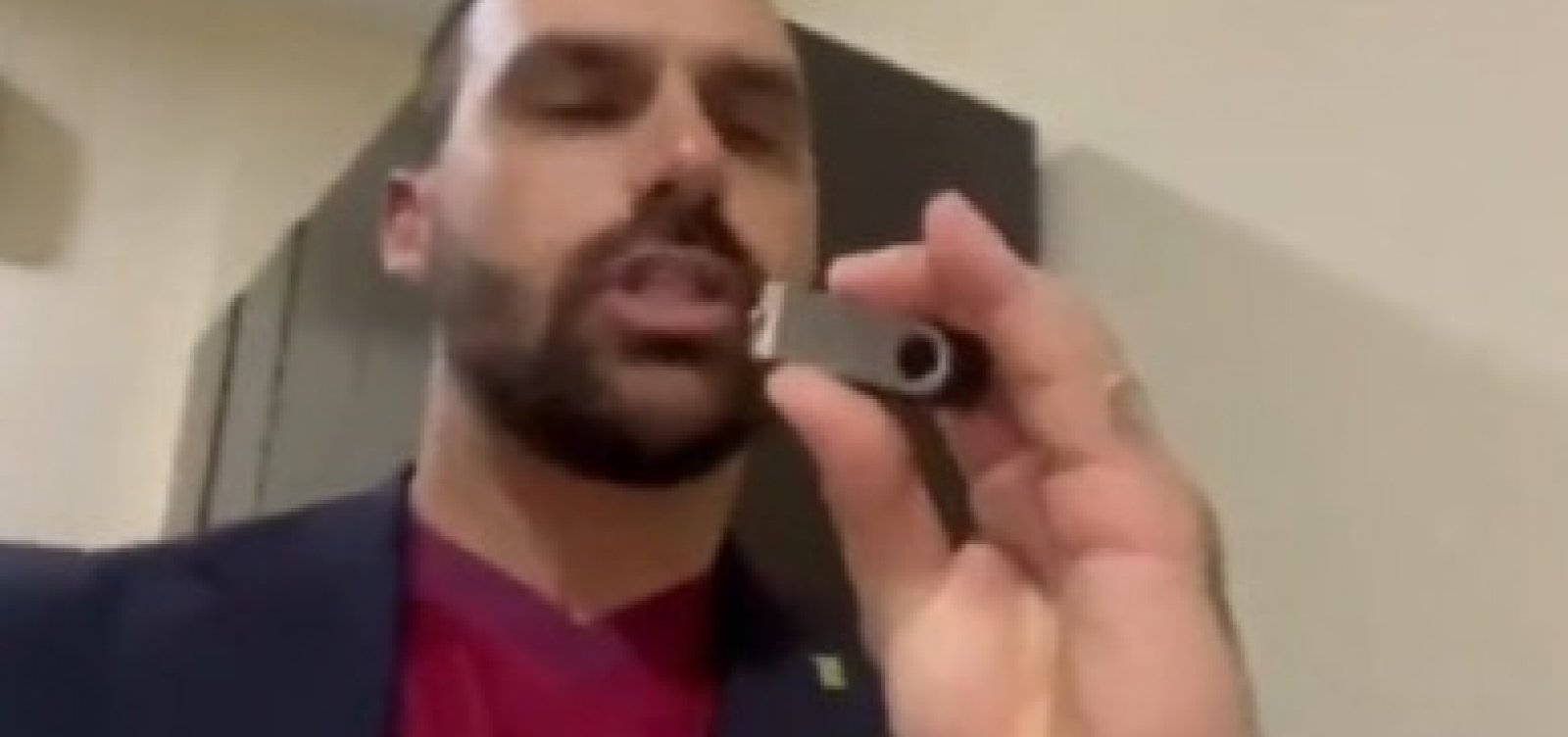 Eduardo Bolsonaro diz que foi ao Catar para entregar pen drives e vira piada na internet; veja vídeo