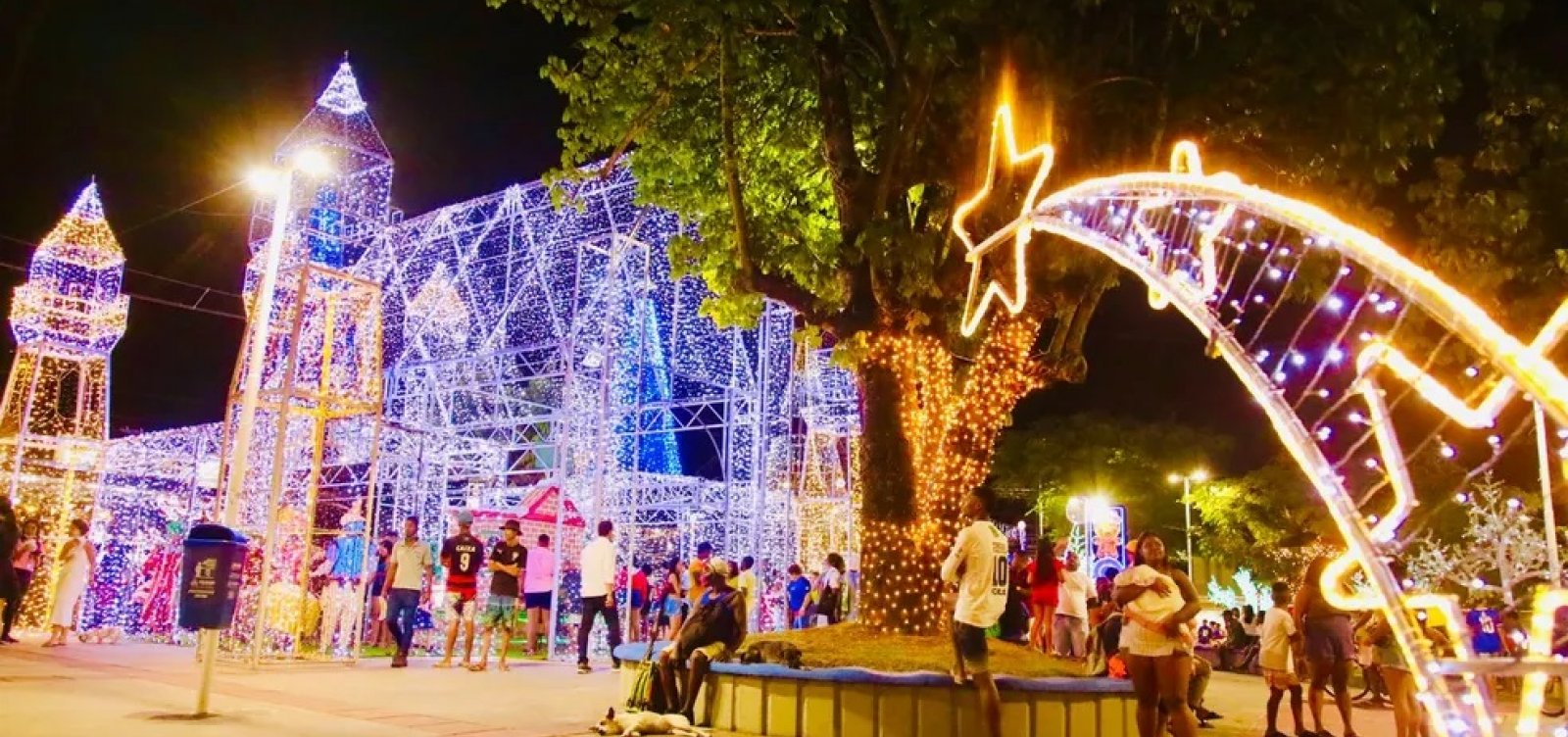 Praça em Paripe é primeira a receber iluminação de Natal em 2022 