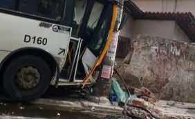 Após mudanças no trânsito de Cajazerias, ônibus bate em poste e derruba muro