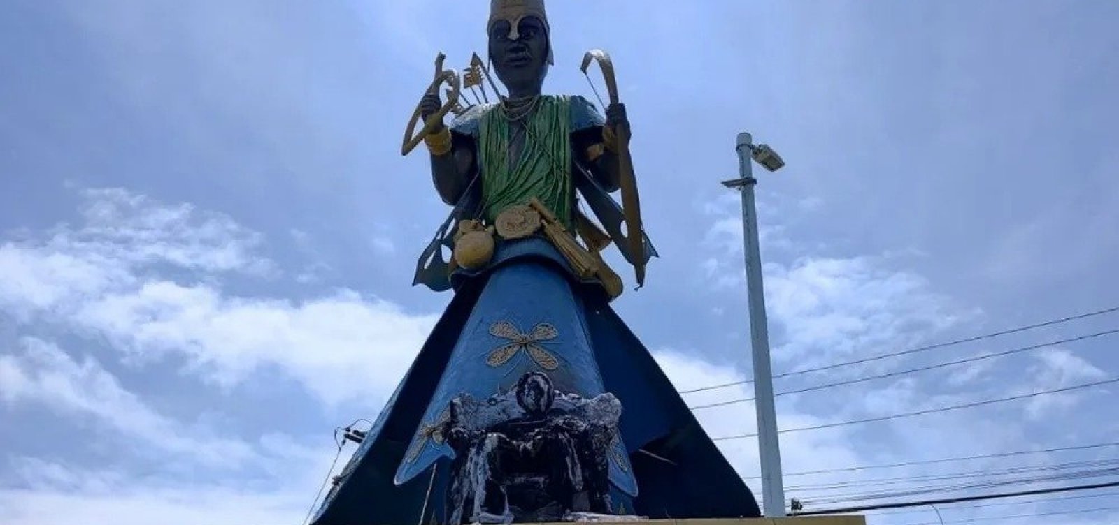 Estátua Mãe Stella de Oxóssi é incendiada em Salvador e fica parcialmente destruída