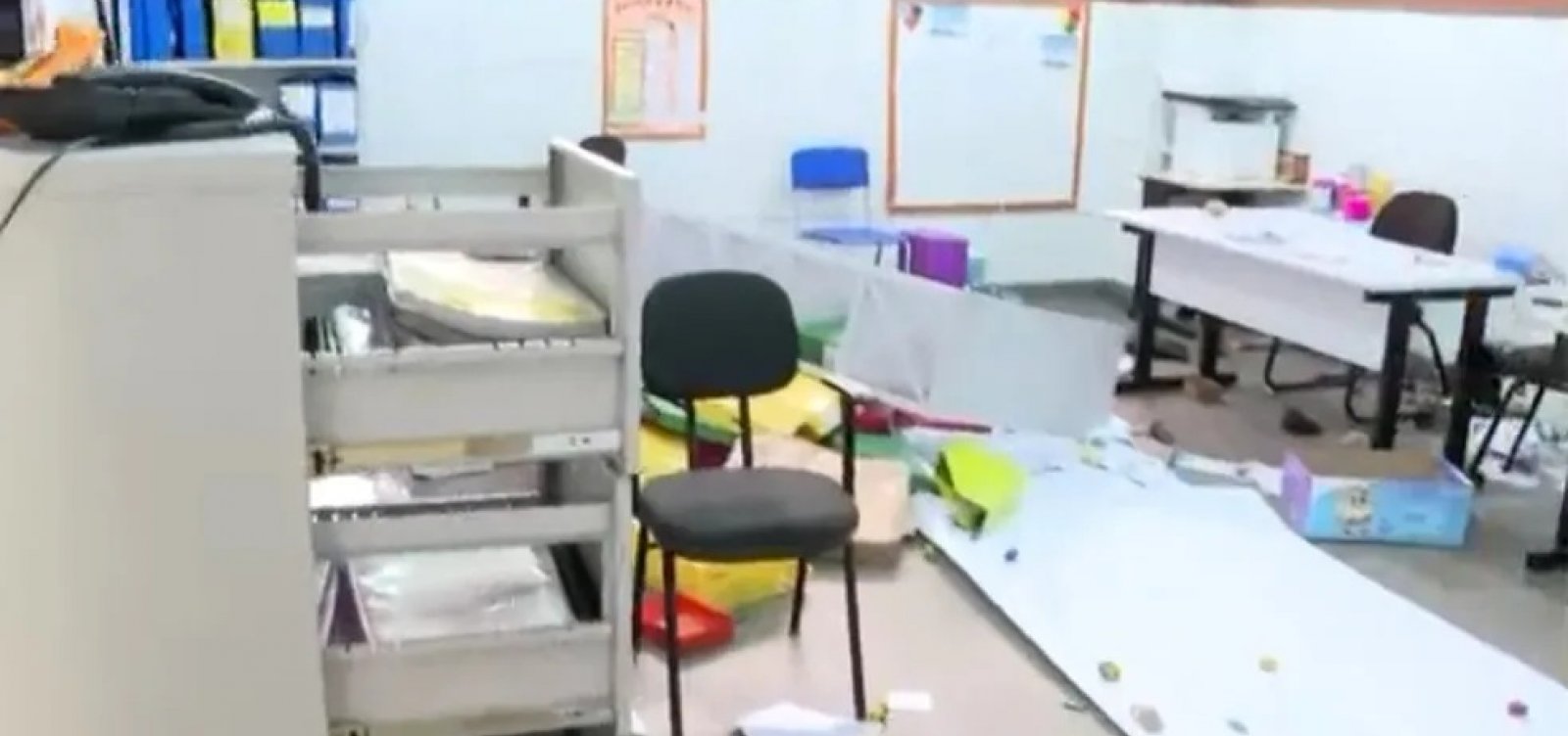 Escola em Salvador é arrombada; criminosos picham paredes, reviram salas e quebram computadores