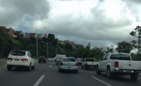 Trânsito é complicado em Salvador e acidente congestiona BR-324; veja
