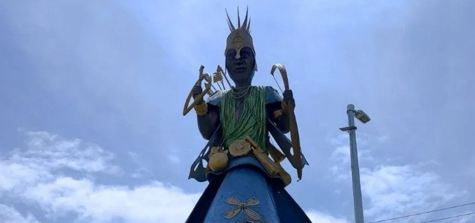 Fogo dos racistas: estátua de Mãe Stella de Oxóssi é alvo de incêndio em mais um episódio de intolerância religiosa 