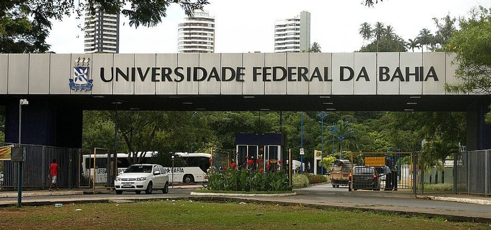 Com recursos bloqueados, universidades federais da Bahia vivem crise e restringem pagamentos de serviços