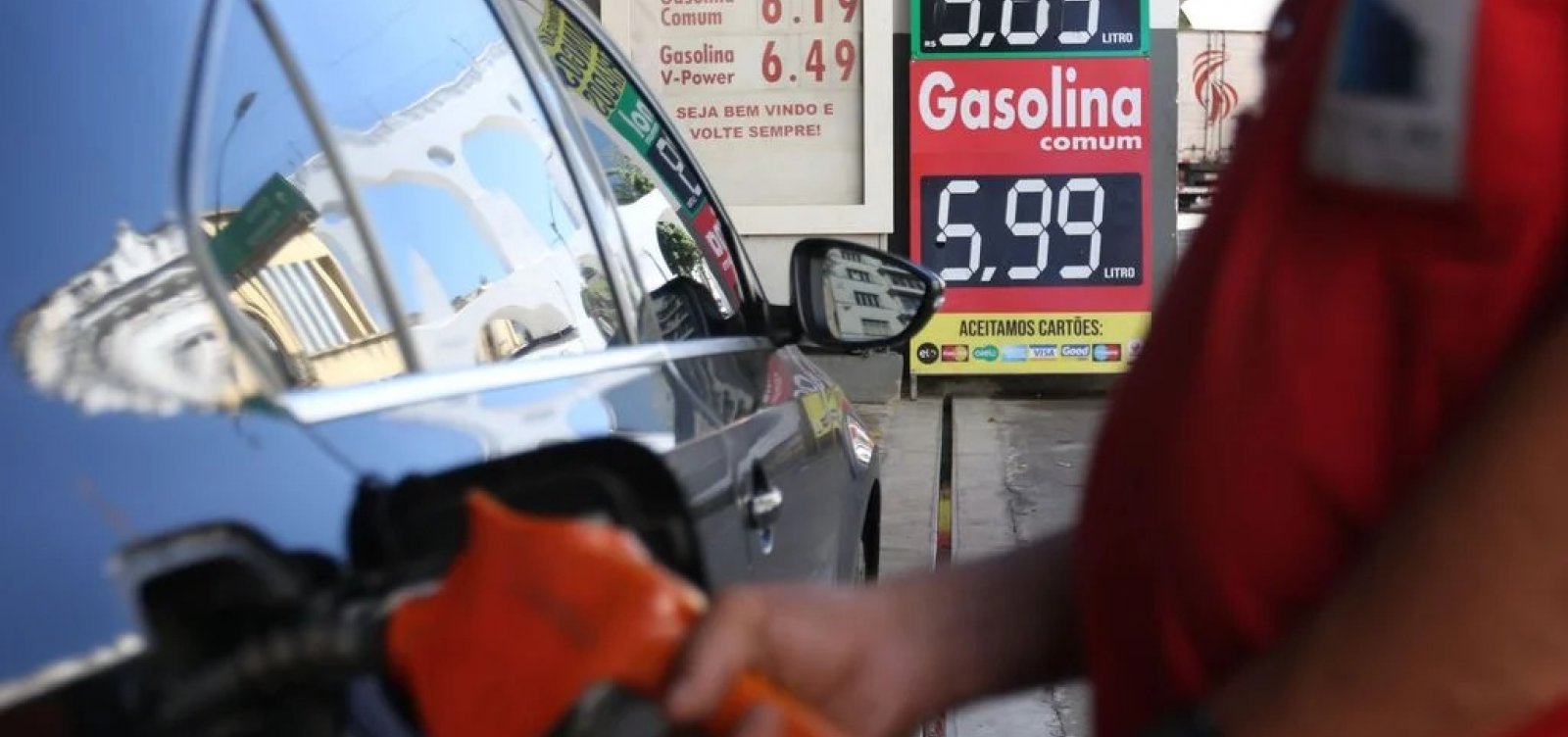 Puxada pelos combustíveis, inflação tem alta de 0,41% em novembro