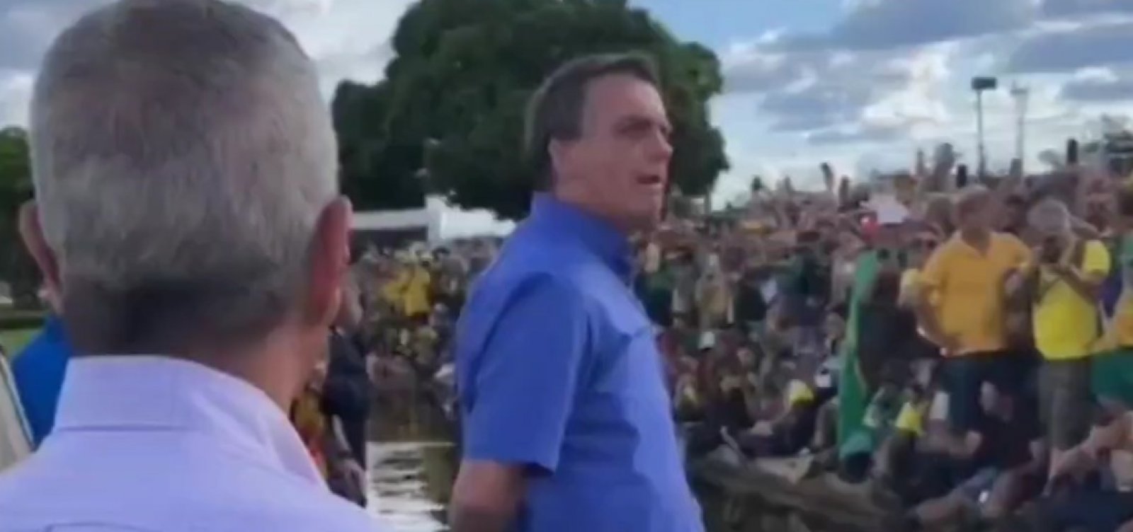 Bolsonaro quebra silêncio e fala com manifestantes após um mês