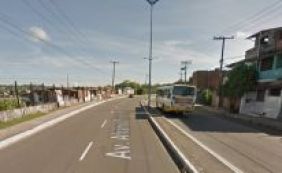 Motociclista morre e mulher fica ferida em colisão com poste no Lobato