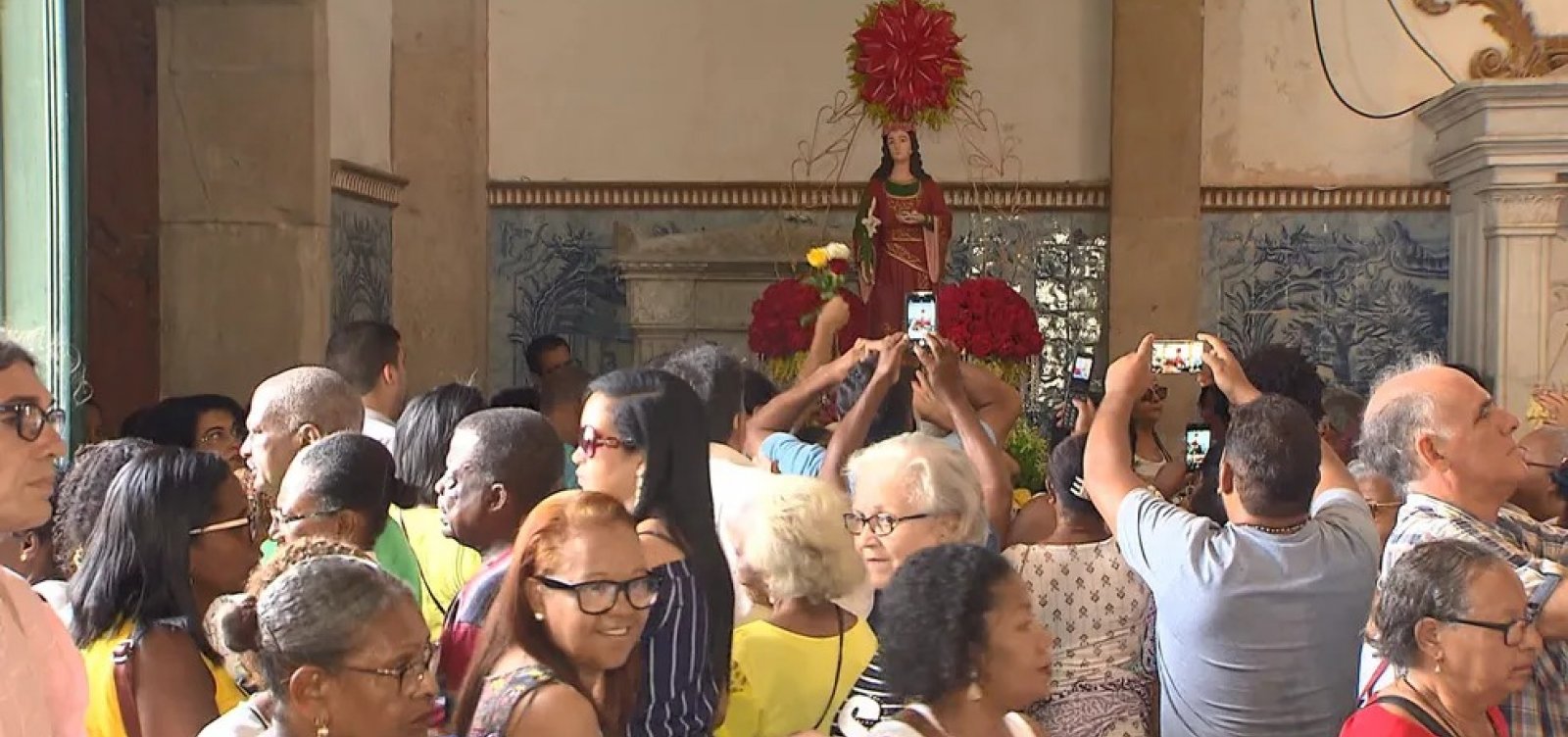Santa Luzia: imagem original guiará procissão pela 1ª vez e fiéis se reúnem para celebrar dia da protetora dos olhos