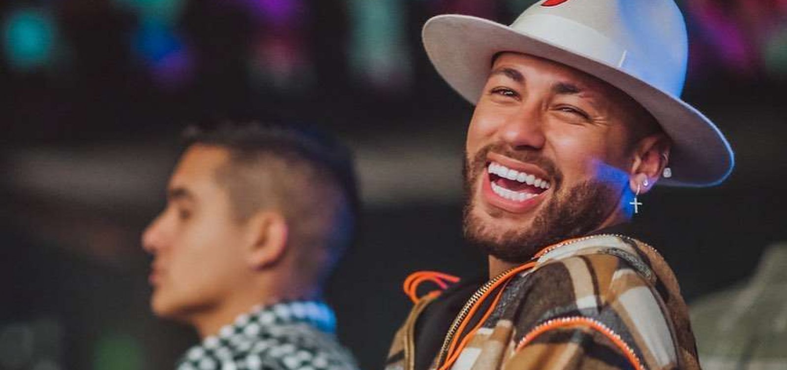 Após alegar "psicológico destruído" com a Copa, Neymar dá festa com jogadores em mansão